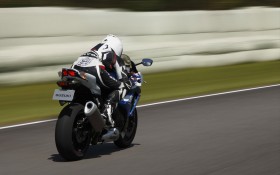 2012款铃木Suzuki GSX R1000摩托桌面壁纸