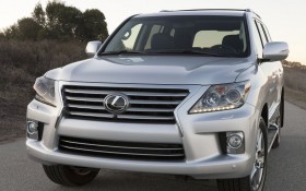 2013款雷克萨斯LX 570轿车桌面壁纸