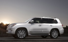 2013款雷克萨斯LX 570轿车桌面壁纸