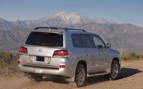 2013款雷克萨斯LX 570轿车桌面壁纸