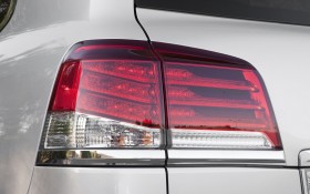 2013款雷克萨斯LX 570轿车桌面壁纸