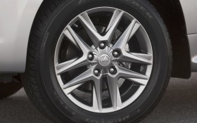 2013款雷克萨斯LX 570轿车桌面壁纸
