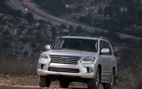 2013款雷克萨斯LX 570轿车桌面壁纸
