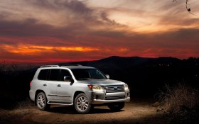 2013款雷克萨斯LX 570轿车桌面壁纸