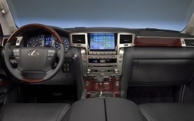 2013款雷克萨斯LX 570轿车桌面壁纸