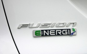 2013款福特Fusion Energi轿车桌面壁纸