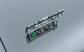 2013款福特Fusion Energi轿车桌面壁纸