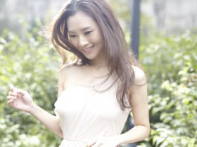 美女歌手汤晓菲桌面壁纸