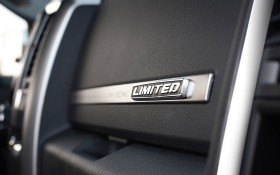 2012款道奇Ram Laramie Limited皮卡桌面壁纸