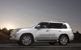 雷克萨斯LX570轿车桌面壁纸