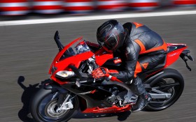Aprilia RS4 125摩托桌面壁纸