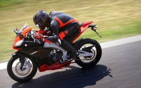 Aprilia RS4 125摩托桌面壁纸
