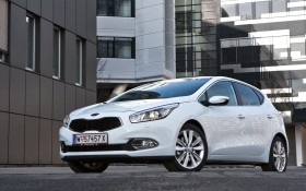 起亚Kia Cee'd轿车桌面壁纸