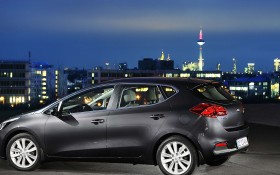 起亚Kia Cee'd轿车桌面壁纸