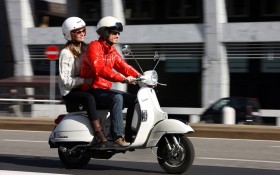 Vespa PX 125摩托桌面壁纸