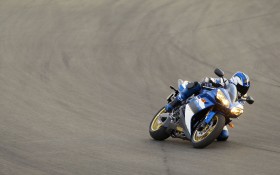 雅马哈 YZF-R1摩托桌面壁纸