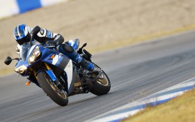 雅马哈 YZF-R1摩托桌面壁纸