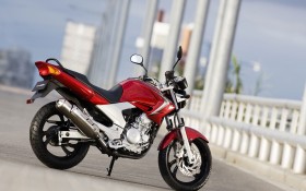 雅马哈 YBR 250摩托桌面壁纸