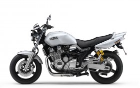 雅马哈 XJR1300摩托桌面壁纸