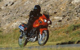 Triumph Tiger摩托桌面壁纸
