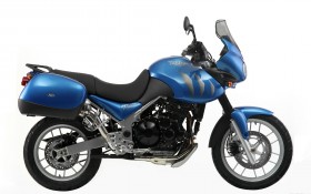 Triumph Tiger摩托桌面壁纸