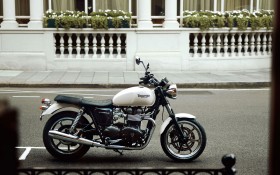Triumph Bonneville摩托桌面壁纸