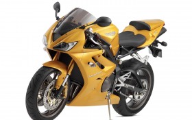 Triumph Daytona675摩托桌面壁纸