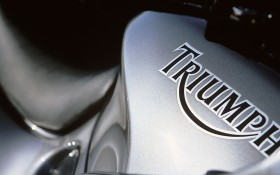 Triumph Trophy 1200摩托桌面壁纸