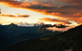 阿尔卑斯山夏日美景桌面壁纸