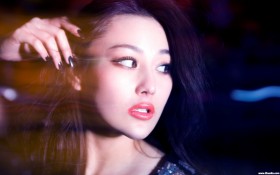 美女明星张馨予桌面壁纸