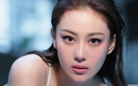 美女明星张馨予桌面壁纸