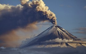 火山喷发风景桌面壁纸