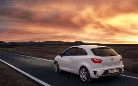 2013款西雅特Ibiza Cupra 轿车桌面壁纸