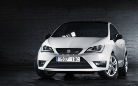 2013款西雅特Ibiza Cupra 轿车桌面壁纸