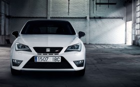 2013款西雅特Ibiza Cupra 轿车桌面壁纸