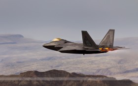 F-22猛禽战斗机桌面壁纸