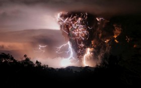 火山爆发瞬间桌面壁纸