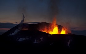 火山爆发瞬间桌面壁纸