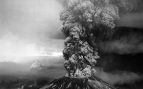 火山爆发瞬间桌面壁纸