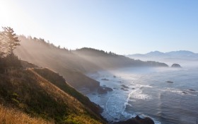 山谷中的雾唯美风景桌面壁纸