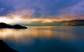 美丽湖畔风景桌面壁纸