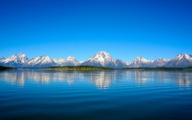 美丽湖畔风景桌面壁纸