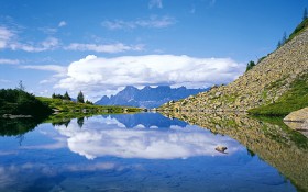 美丽湖畔风景桌面壁纸