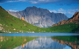 美丽湖畔风景桌面壁纸