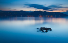 美丽湖畔风景桌面壁纸