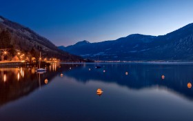 美丽湖畔风景桌面壁纸