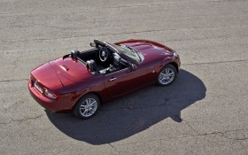 2013款马自达MX-5 Roadster 跑车桌面壁纸