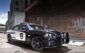 2013道奇 Charger Pursuit AWD跑车桌面壁纸