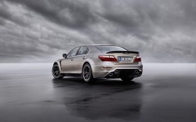 2013款雷克萨斯LS460运动版汽车桌面壁纸