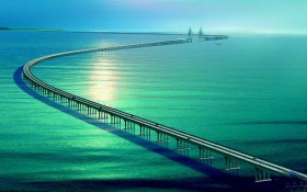 海滨木栈道风景桌面壁纸